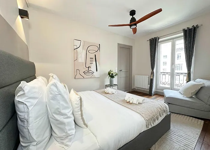 Апартаменты Arc De Triomphe - Prestige With Lift For 5 *